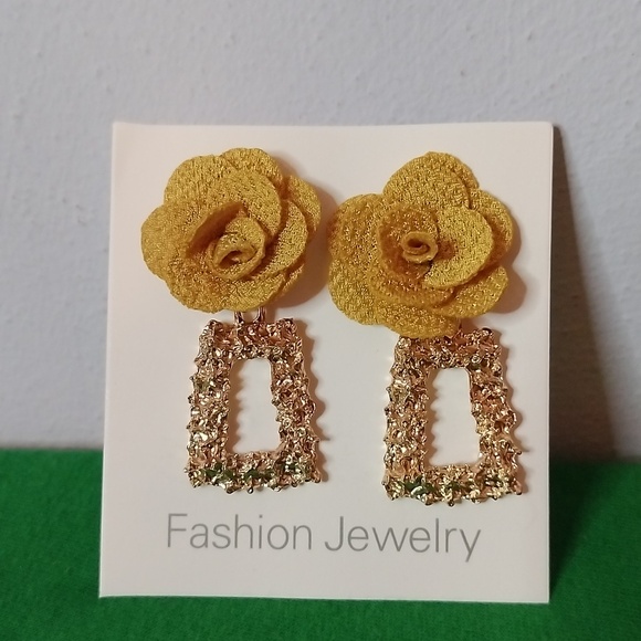 Womens Pierced Earrings With Flower - Picture 2 of 4